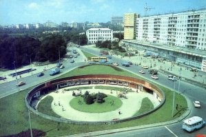 А теперь вместо сквера там торговый центр "Золотое кольцо"