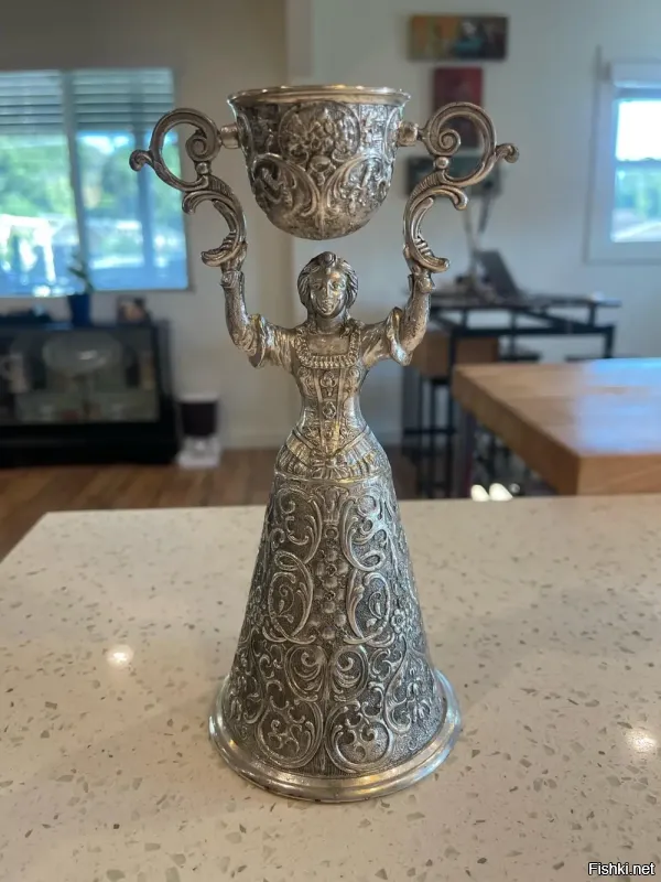 2. Доение в нашей вселенной называется ДОЙКА.
3. Кто сюда умудрился Японию приплести... Ну даже по одежде видно. 
Бокал невесты (кубок невесты, нем. Brautbecher)   свадебный сосуд для питья периода немецкого Ренессанса, некогда популярный подарок молодожёнам. Представляет собой двойной кубок: кубок большего размера выполнен в форме женской фигуры в длинной юбке, держащей на поднятых руках висящий на оси меньший сосуд. Бокал невесты является символом любви и верности. На свадьбе молодожёны пьют из него одновременно.
4. Это часть конструкции. Если речь идёт о собственно зажиме, то он выглядит как на нижнем фото.
7. Какой цветок? Роза? Орхидея? Ну и написали бы, что одуванчик. Может кто-то с энциклопедией в руках до сих пор гадает что это за цветок. И что конкретно указывает на то, что он сделан именно из металлолома?