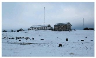 Когда-то на острове Жохова "кипела полярная жизнь" - там была одноимённая метеостанция, обустраивался и поддерживался ледовый аэродром. В 1993 году финансирование сократилось и полярную станцию закрыли, основное оборудование вывезли. Теперь там только несколько зданий, остатки антенно-фидерных устройств, блоков из передатчика "Арктика и приёмника "Шторм".... и вокруг очень много белых медведей. По материалам нашей комплексной научно-технической экспедиции на остров Жохова (РГО ЯНАО).