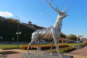 Мне в Нижнем Новгороде очень понравилась скульптура оленя на набережной, собранная из тонких пластин, судя по всему, нержавейки. И выглядит изящно (кроме шуток) и иного вандала, решившего на неё залезть, может  запросто распустить на ремни. Автор скульптуры точно читал "Гиперион" Дэна Симмонса.