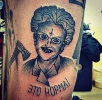Татуировщик в Италии придумал необычный способ, как отвлечь клиентов от боли: он просто начал петь