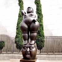 Хрупкие статуи - находка для вандалов, нужно массивнее