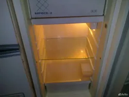 В первой половине 70-х прошлого века родители брали в прокате холодильник Бирюса-2. Несколько месяцев оплачивали прокат, потом выкупили. Работал лет 20 у нас. Потом уехала от родителей, не помню- когда они его поменяли.
Фото стырено только что с Авито- там его продают, в рабочем состоянии.