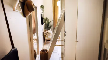 Ну, вот квартиры за 22,5 и 28,6 лямов рублей. Первая аж целых 13 квадратов, вторая ещё больше- 14 квадратов. Зато чисто, уютно и в центре (Осло), потому их и купили.