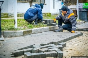 Плиточники ему памятник поставят.У себя в таджикистане.