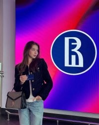 Мне эта больше всех понравилась. Минимум косметики и губы, вроде, свои.
А от первой чуть не блеванул.