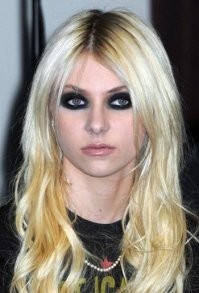 Ужас, но первая тут не в тему, сценический образ. Да и вполне симпатичная деваха, Тейлор Момсен.