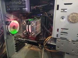 Я узнал, что у меня БП с подсветкой только через пару лет, когда понадобилось крышку снять :).
У меня старый корпус InWin A506, из толстого железа, тяжёлый, резьба не срывается, не дребезжит. Красота!