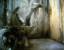 "Собака ты!": в Москве мигрант украл у пассажирки маршрутки телефон и попытался удрать через окно