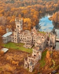 Действительно много крутых карточек... много бы отдал, чтобы прогуляться по тем местам тоже... 

Вот этот замок сильно запал - когда в детстве читал книжку "Тайна Замка Ужасов - Три сыщика" - примерно так же этот замок и представлял себе. 
Только в горном ущелье, конечно же..