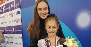 Пи.з.дит тренерша.Щас любые отговорки пойдут,чтоб виноватой не остаться.Вызвала бы мать,чтоб забрала девочку.И все дела.А она ей просто ломала психику.Таких нельзя допускать к тренерской работе.Ещё и фамилия хохлятская.У обеих лица как на подбор.