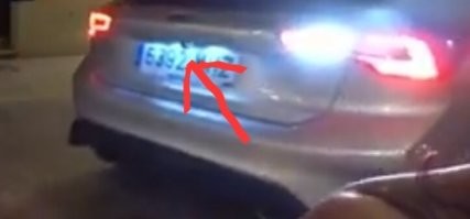 "Не справился с управлением"? "Вылетел на тротуар"? 
В ролике чувак просто не умеет ездить задним ходом. И это при том, что у него в наличии камера заднего вида. 
Ну либо нам не всю историю показали.