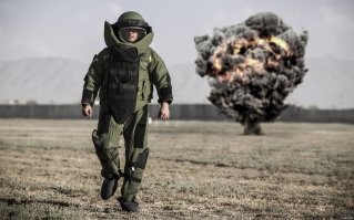 Рабочий взорвал американские чарты