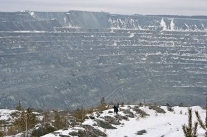 Блин-н-н!!!   Целая шахта асбестовая! Это же надо как опасно. "...безумные смельчаки иногда пытаются пройти на территорию города, но делать это крайне не рекомендуется."
Город Асбест на Урале - 66 тысяч населения, несколько обогатительных фабрик, пара заводов асботехнических издели и главное оргромнейший асбестовый карьер. Карьер и отвалы занимают площадь даже большую, чем сам город. Карьер, из которого уже более века добывают асбест, достигает в длину 11 километров, а ширину – 2,5 километра. Глубина карьера – до 350 метров.