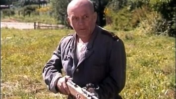 Тиктокер в противогазе и с ружьём довёл до паники жителей Гатчины