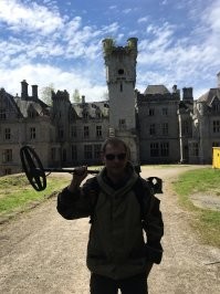 Наверное я слишком много видел и такое меня не пугает . На фотках замок Миранды , судьба печальная его , снесли недавно . Территорию хоть и охраняли но Русским закон не писан . Всегда можно договорится :)