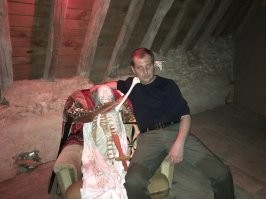 Наверное я слишком много видел и такое меня не пугает . На фотках замок Миранды , судьба печальная его , снесли недавно . Территорию хоть и охраняли но Русским закон не писан . Всегда можно договорится :)