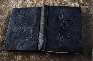 Знакомая книжка. В "Зловещих мертвецах" её почитывали.