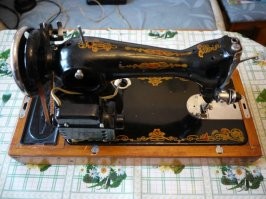 Нуу... Родовой пастухский нож(типа каракулак), не менее 120лет, досталься от бабушки. Родовая Библия, вроде 1914-15г  выпуска, точно не помню. Есть и русская швейная машинка, дед принес из Москвы, но точный год не скажу - не искал, вроде не менее 70 лет, если верить тому что нашел в сети - сделана в серпуховский електромеханический завод. Вчера относили к мастеру, починил кое-что - работает. Типа такая, как на фото(не мое).