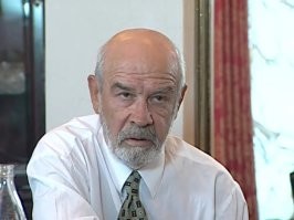 Есть персонажи, которые появляясь на экране "перетягивают одеяло на себя", как раз благодаря своей харизме. Как, например, этот "добрый дедушка".