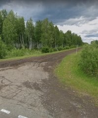Ужасная смерть!
Симптоматично, что яндекс карты считают это дорогой и прокладывают маршрут, а гугл карты - нет. Но судя по дорожным знакам пусть и покосившемся, дорога есть и на балансе.

А как все это случилось уже описали. У нас газ проводили и все дороги на дачных участках перекопали и обратно глиной засыпали. И как может стянуть в канаву кювета при казалось небольшой скорости и более менее ровной дороге, наблюдали не раз. А уж как проскакивать нарытые бурты что-бы не застрять то же все потренировались. И машины повытаскивали с казалось ровно, но свеж глиняной поверхности, если водитель проявлял не решительность. Причем если водитель очень решительный, то вытаскивали уже из канавы.

Вот поворот на ту дорогу.