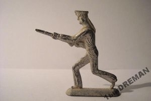 Малому не мешало бы подарить.  на долгую память!
