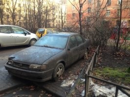Да ладно, это фото авто, уже подготовленного в путь .
Т.е., с накаченными покрышками и с отмытым "верхом" .
Я два года не ездил на машине, она стояла в тихом и спокойном дворе, ближайшая дорога (источник пыли) от места стоянки была в 600 метрах .
Все четыре покрышки были спущенными, две полностью, а кузов и стёкла в слое вязкой пыли, похожей на дёготь .
Когда вернулся с вахты, выглядела, как эта (это авто не моё) :