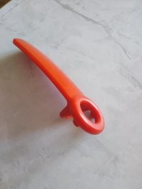 Такую фигулину купил, так как ножом можно стекло сколоть с банки.