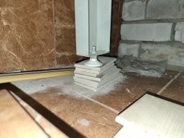 Я недавно узнал, что вот так у меня стоит ванная, все четыре ножки, раннее я не заглядывал в нишу под ванной, почему не могли использовать нормальной длинны ножки я не представляю.