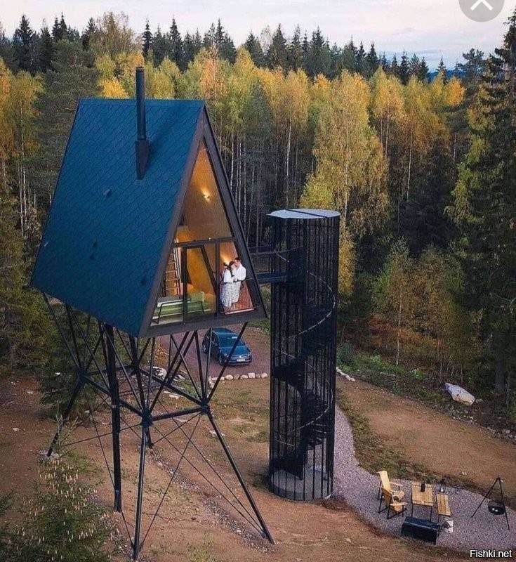 Вот, с другого ракурса. 

И там не одна такая изба на курногах.