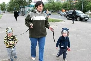 Не можешь уследить, возьми собачий поводок. Или шлейку. Кстати уже многие давно используют шлейку для контроля ребенка.