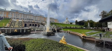 О, да! И это не просто разрушение виеменем. Там целенаправленно взрывали, жгли, запрещали тушить, рушили, рубили. До реставрации даже говорили что "мертвец не оживает". Но благодаря самоотверженности хранителей, которые прятали ценные предметы, труду, кропотливому изучению сохранившегося, такая красота радует нас сегодня. Была там год назад и впечатления необыкновенные. Это уникальное по красоте и силе место. Спасибо Мастерам, которые восстановили это великолепие!