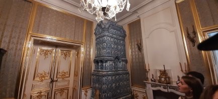 О, да! И это не просто разрушение виеменем. Там целенаправленно взрывали, жгли, запрещали тушить, рушили, рубили. До реставрации даже говорили что "мертвец не оживает". Но благодаря самоотверженности хранителей, которые прятали ценные предметы, труду, кропотливому изучению сохранившегося, такая красота радует нас сегодня. Была там год назад и впечатления необыкновенные. Это уникальное по красоте и силе место. Спасибо Мастерам, которые восстановили это великолепие!