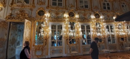 О, да! И это не просто разрушение виеменем. Там целенаправленно взрывали, жгли, запрещали тушить, рушили, рубили. До реставрации даже говорили что "мертвец не оживает". Но благодаря самоотверженности хранителей, которые прятали ценные предметы, труду, кропотливому изучению сохранившегося, такая красота радует нас сегодня. Была там год назад и впечатления необыкновенные. Это уникальное по красоте и силе место. Спасибо Мастерам, которые восстановили это великолепие!