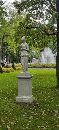 О, да! И это не просто разрушение виеменем. Там целенаправленно взрывали, жгли, запрещали тушить, рушили, рубили. До реставрации даже говорили что "мертвец не оживает". Но благодаря самоотверженности хранителей, которые прятали ценные предметы, труду, кропотливому изучению сохранившегося, такая красота радует нас сегодня. Была там год назад и впечатления необыкновенные. Это уникальное по красоте и силе место. Спасибо Мастерам, которые восстановили это великолепие!