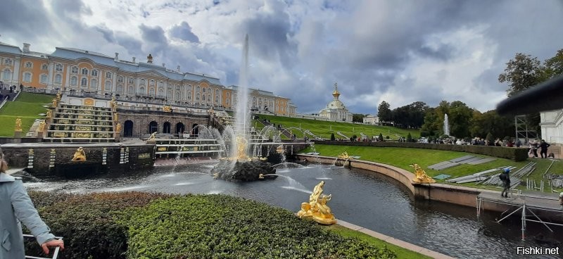 О, да! И это не просто разрушение виеменем. Там целенаправленно взрывали, жгли, запрещали тушить, рушили, рубили. До реставрации даже говорили что "мертвец не оживает". Но благодаря самоотверженности хранителей, которые прятали ценные предметы, труду, кропотливому изучению сохранившегося, такая красота радует нас сегодня. Была там год назад и впечатления необыкновенные. Это уникальное по красоте и силе место. Спасибо Мастерам, которые восстановили это великолепие!