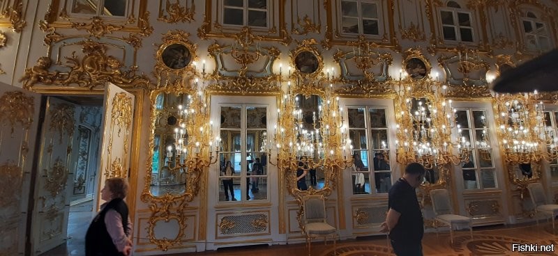 О, да! И это не просто разрушение виеменем. Там целенаправленно взрывали, жгли, запрещали тушить, рушили, рубили. До реставрации даже говорили что "мертвец не оживает". Но благодаря самоотверженности хранителей, которые прятали ценные предметы, труду, кропотливому изучению сохранившегося, такая красота радует нас сегодня. Была там год назад и впечатления необыкновенные. Это уникальное по красоте и силе место. Спасибо Мастерам, которые восстановили это великолепие!