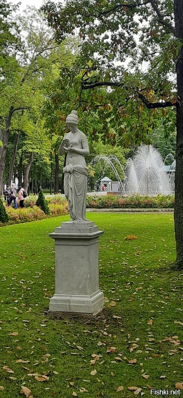 О, да! И это не просто разрушение виеменем. Там целенаправленно взрывали, жгли, запрещали тушить, рушили, рубили. До реставрации даже говорили что "мертвец не оживает". Но благодаря самоотверженности хранителей, которые прятали ценные предметы, труду, кропотливому изучению сохранившегося, такая красота радует нас сегодня. Была там год назад и впечатления необыкновенные. Это уникальное по красоте и силе место. Спасибо Мастерам, которые восстановили это великолепие!