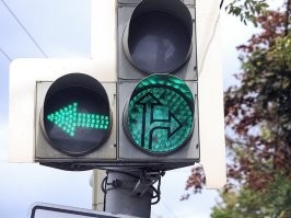 здрасте еще один даун, не знающий пдд. вот тебе зеленая и красная стрелки соответственно. читай дальше сам.