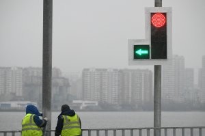 здрасте еще один даун, не знающий пдд. вот тебе зеленая и красная стрелки соответственно. читай дальше сам.
