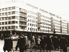 Ул. К.Либкнехта - "хлеб и зрелища" - на дальнем плане за троллейбусом - театр музкомедии,  а вдоль него витрины рыбного магазина "Океан", в 90-е ездили туда закупаться селедкой для "шубы" перед Новым годом.  Теперь там пиццерия. Напротив остановки пединститут, почти самый центр города.