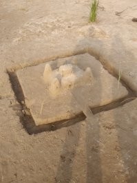 Недавно на пляже тоже сфотографировал какую-то аномалию, полагаю, это место приземления нло.