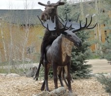 12 забавных снимков со статуями