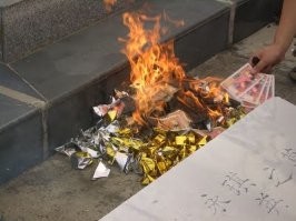 В Китае есть традиция - после смерти родственника сжигать ритуальные деньги. Таким образом родственники пополняют баланс усопшего в потустороннем мире. На банкнотах обычно помещается изображение Нефритового императора. Иногда ритуальные деньги изображают также Восемь Бессмертных, Будду, Яньло-вана, драконов или знаменитых умерших людей, даже Джона Кеннеди или Мэрилин Монро.