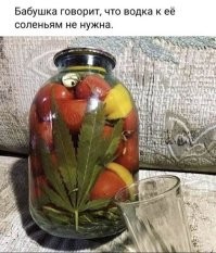 Осень... Листва опадает только у поэтов, люди хозяйственные заняты консервированием