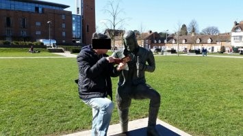 12 забавных снимков со статуями