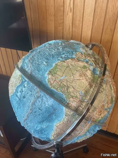 На самом деле, если на глобусе отобразить рельеф в реальном масштабе, то на глобусе диаметром 40 см высота Эвереста будет 0,25 мм. То есть фактически глобус все равно будет гладким.