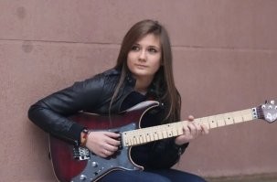 Из милой, даже красивой девушки в это?  И крыша цела и Не не наркота...