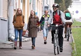 Два раза перечитал статью, так и не нашел ключевого факта - было ли место встречи велосипедной дорожкой,или пешеходным тротуаром? Если тротуар - деда надо казнить. Если это велодорожка,то какого хрена семья с ребенком по ней гуляет?
И да, пинать детей нельзя,однако хорошо видно, что дорожка в снегу,и держать на ней равновесие действительно тяжело(кто ездил по снегу,тот знает).
Ну и под конец - слышал, что в европейских странах очень нервно относятся к нарушению пространства велодорожек пешеходами.Пешеход на них неправ по умолчанию. Полиция его штрафует,а велосипедисты могут как минимум обматерить,а по максимуму и переехать,и при этом пешеход будет оплачивать ущерб нанесенный велосипеду. 
Что поделать,загнивают..То ли дело у нас - все относятся с пониманием..