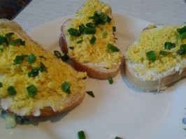 Косточку можно растереть и употребить с хлебом  и маслом.